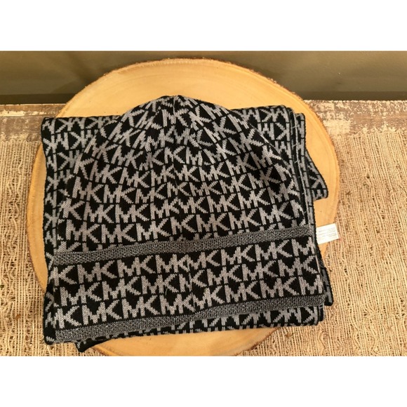 Michael Kors‎ 2 Piece Set SCARF, HAT Silver Lg Mk Logo Silver Black & Gray New - Picture 6 of 10